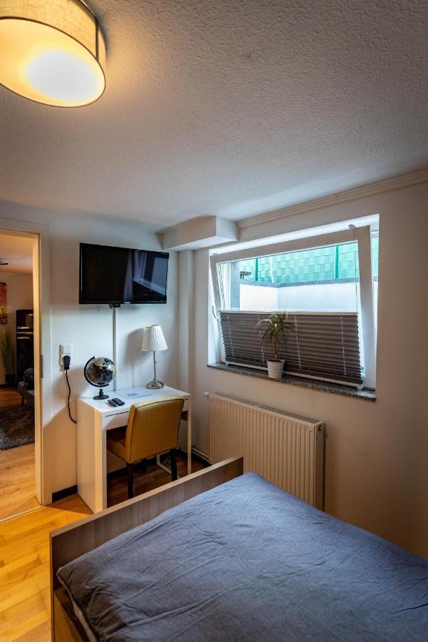 Gemuetliche 2-Zimmer Souterrain Wohnung Дюссельдорф Экстерьер фото